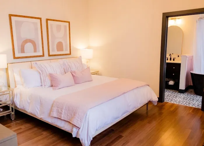 Speakeasy Suites Sleeps 18