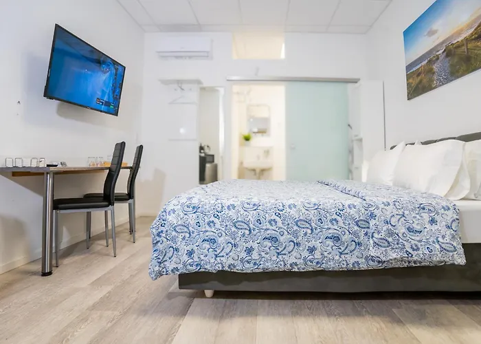 Private Room #1 With King Bed, Self Check-In, Ground Floor, Ac, Only 2Min To Rab, No Kitchen