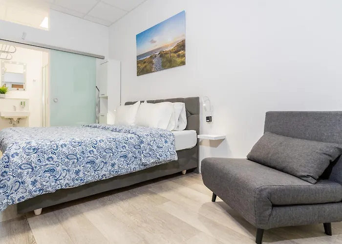 Private Room #1 With King Bed, Self Check-In, Ground Floor, Ac, Only 2Min To Rab, No Kitchen