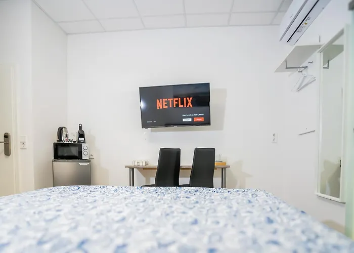 Private Room #1 With King Bed, Self Check-In, Ground Floor, Ac, Only 2Min To Rab, No Kitchen