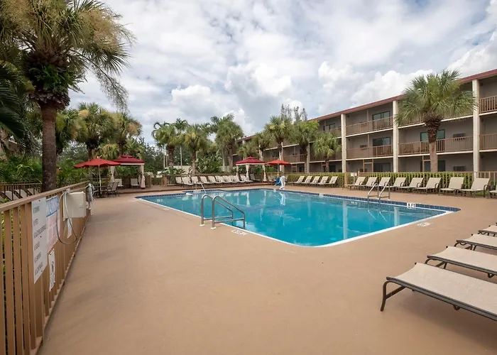 Red Roof Inn Plus+ & Suites Naples Downtown-5Th Ave S