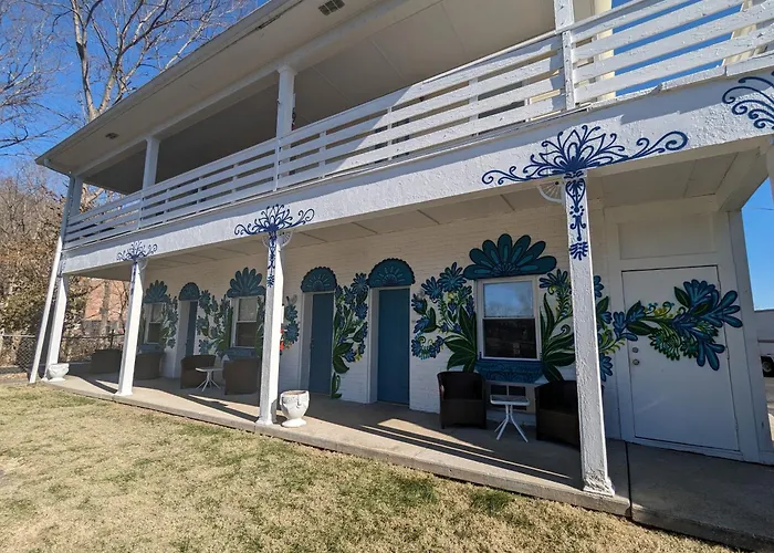 Riverboat Inn & Suites