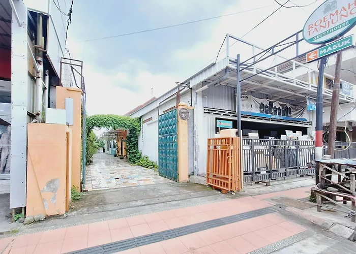 Urbanview Roemah Tanjung Blitar