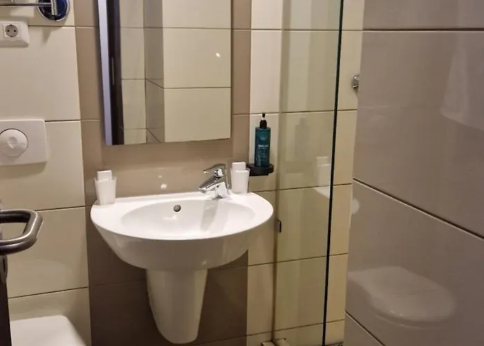 City Hotel & Lounge
