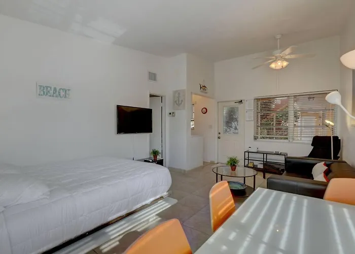 Aloha Apartments On The Intracoastal-Walk To The Beach