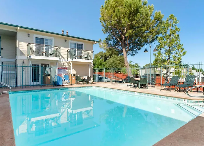 Best Western Cedar Inn & Suites