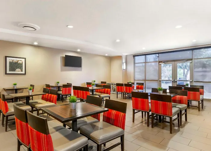 Comfort Suites Glendale - State Farm Stadium Area