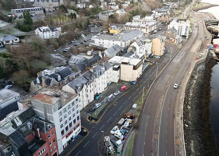 Prime Location Rooms In High Street