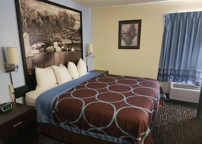 Super 8 By Wyndham Galesburg