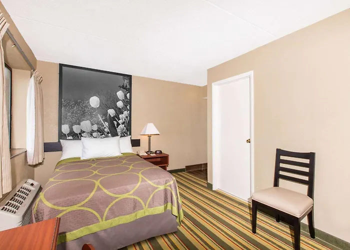 Super 8 By Wyndham Frederick