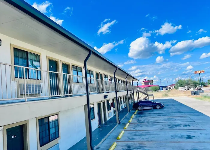 Oyo Garden Inn And Suites Pearsall I-35 East