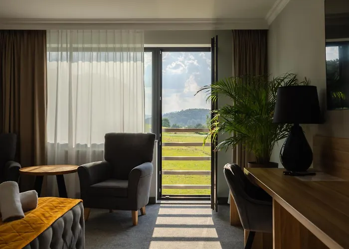 Hotel Mazurkowa & Wesela & Imprezy & Konferencje Jelenia Gora, Obok Restauracja Mazurkowa Chata