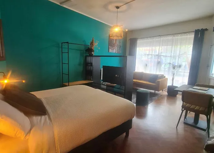 Feel At Home - Holiday Studio