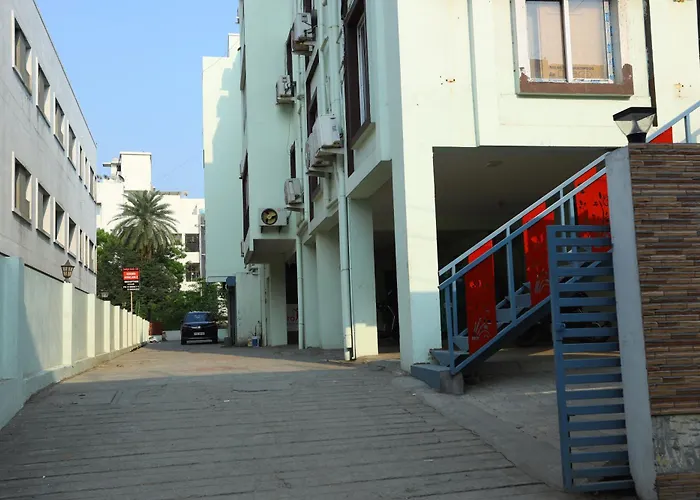 Hotel Starlight Chennai Near Dlf,L&T,Miot,Tradecenter,Ramachandra Medical Coll