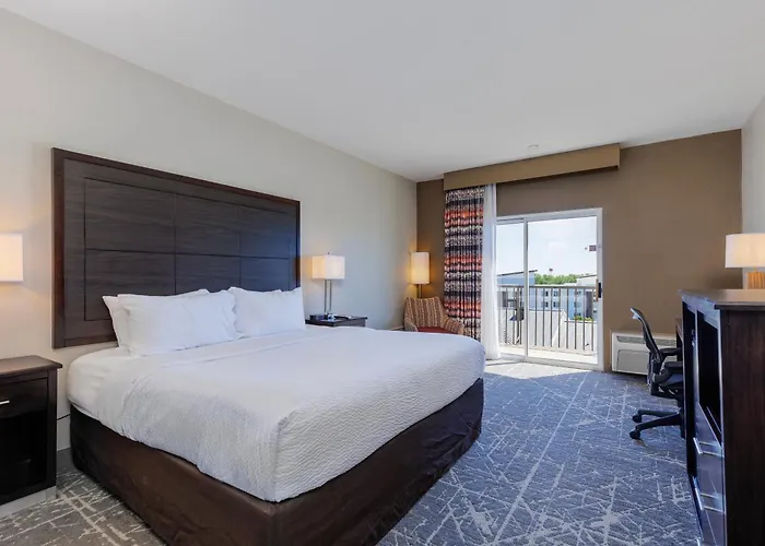 Orangewood Inn & Suites Kansas City Airport