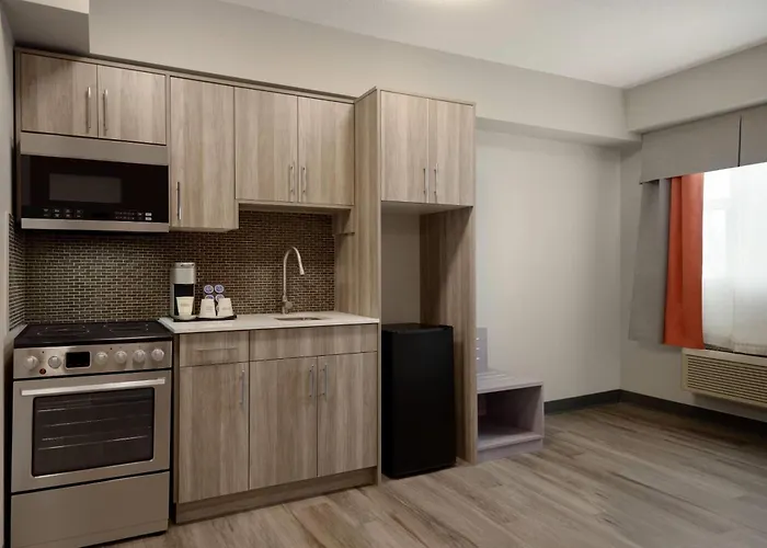 Ramada By Wyndham West Edmonton Hotel & Suites