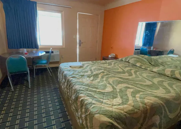 Deluxe Inn Motel
