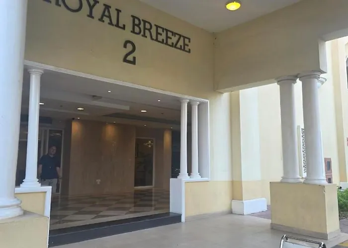 Breeze Studio & Golf View, Pool, Gym & Identity Renew