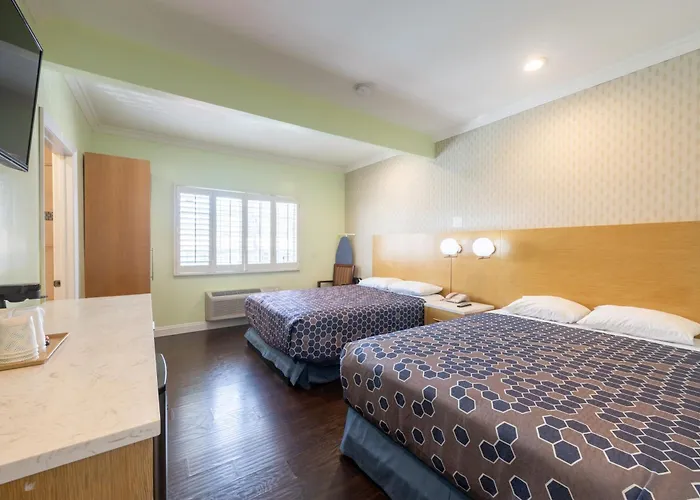 Hollywood City Inn