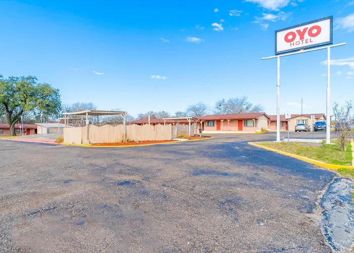 Capital O Hotel Beeville - Us 181
