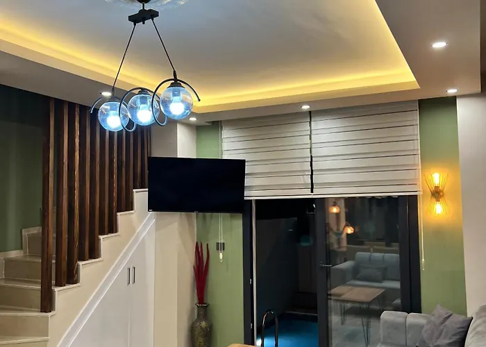 Dubleks Oezel Havuzlu Terasli Lueks Villa