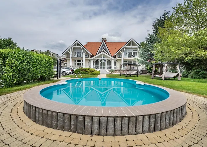 Villa Clariss Pool & City Center Stay
