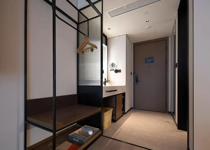 Atour Hotel Zigong Huashang International City Summit Park