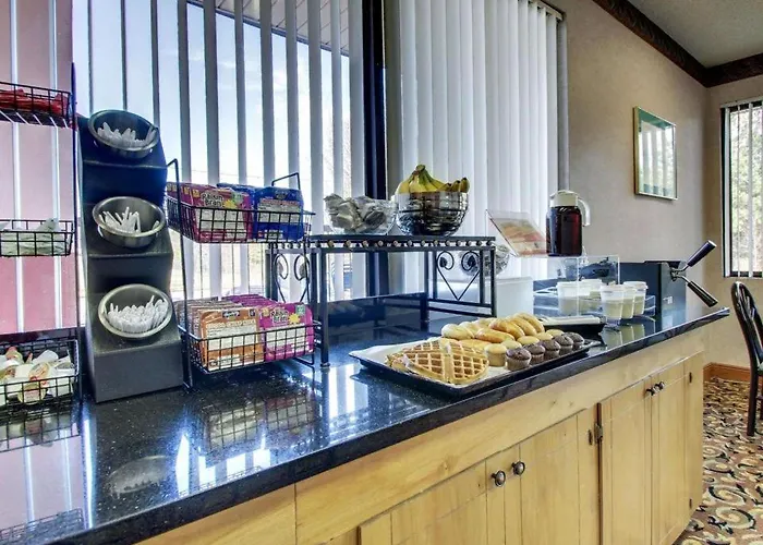 Econo Lodge Inn & Suites Forest