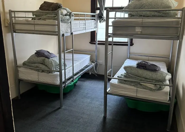 Emu Backpackers Perth - Note - Valid Passport Required For Check In