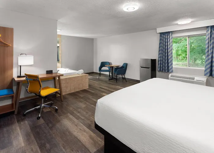 Days Inn & Suites By Wyndham Kaukauna Wi