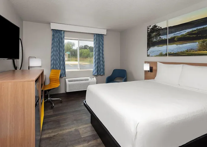 Days Inn & Suites By Wyndham Kaukauna Wi