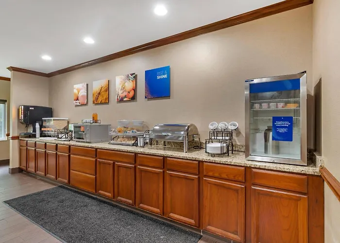 Comfort Inn & Suites East Moline Near I-80