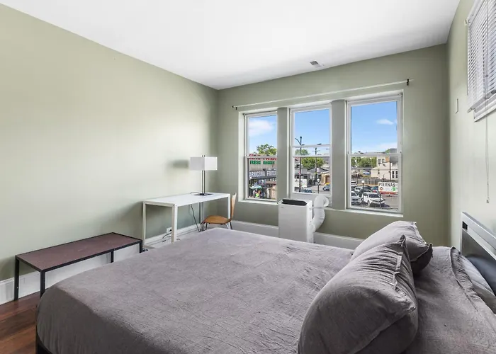Private Room In Stylish Humboldt Park Retreat