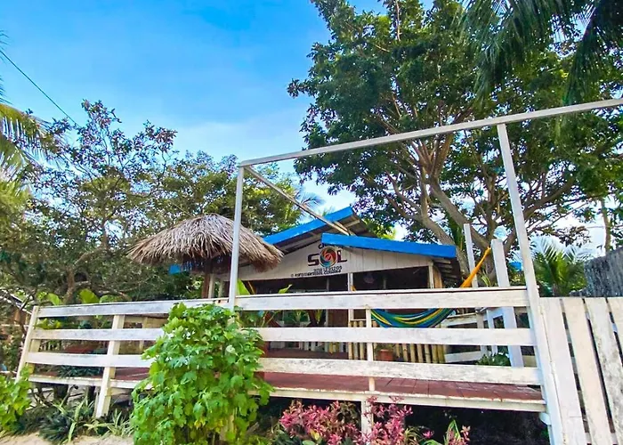 Chalé com deck de frente à praia do Vai-Quem-Quer