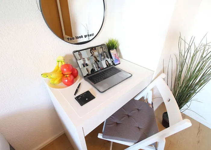 CityStayOne - Kleines Standardzimmer im Zentrum für eine einfache Übernachtung No kitchen no hotel services no reception no breakfast buffet - Of course Late check-in via self check-in high-speed WiFi smart TV good mattresses a quick&easy check-o