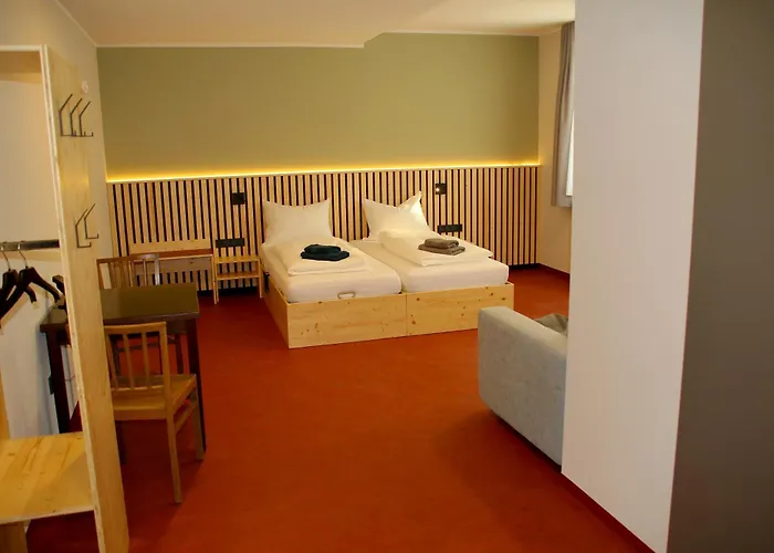 Anna und Sascha, Hotel und Café