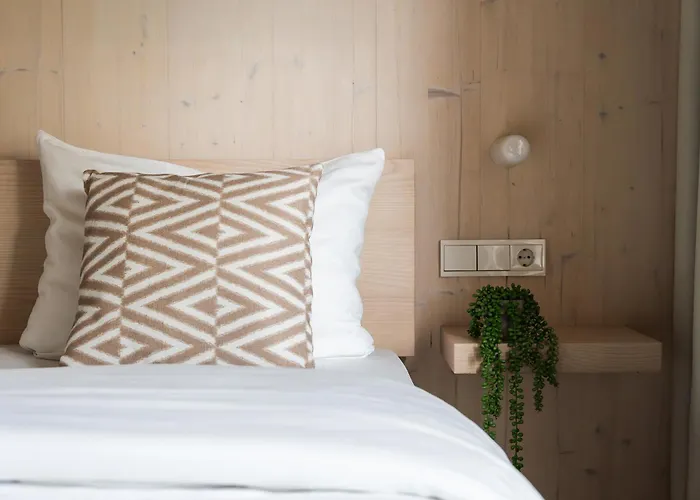 Hotel Bergamo Modern&zentral in Ludwigsburg Klimaanlage 3 Min zum Schloss WLAN Frühstück optional besonderes nachhaltiges Stadthotel in moderner Holzbauweise
