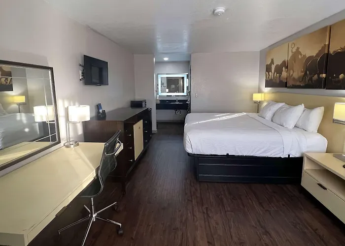 Days Inn & Suites By Wyndham - Canton First Monday Trade Days