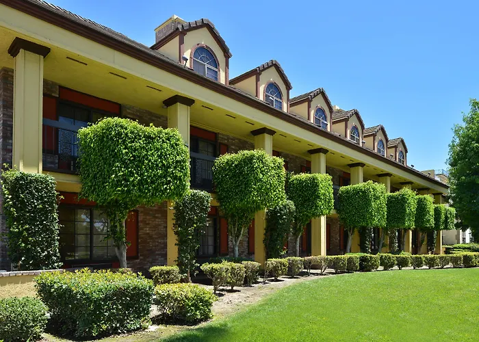 Best Western Plus Raffles Inn&Suites