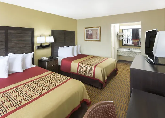 Days Inn By Wyndham Columbus-North Fort Moore