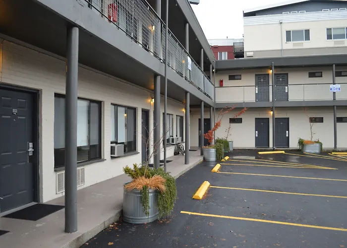 The Grove West Seattle Inn