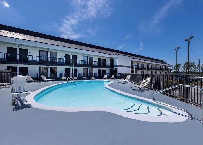 Days Inn & Suites By Wyndham Fort Bragg/Cross Creek Mall