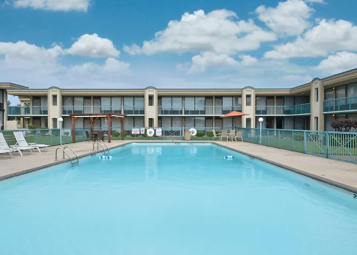 Days Inn By Wyndham Pittsburg Ks