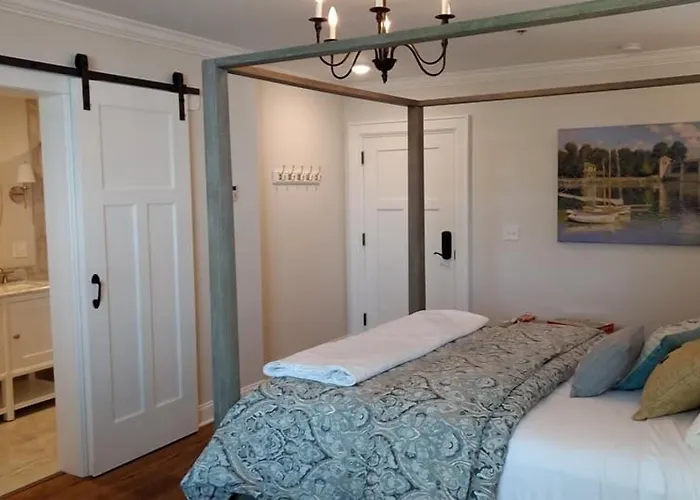 Harbor House Inn