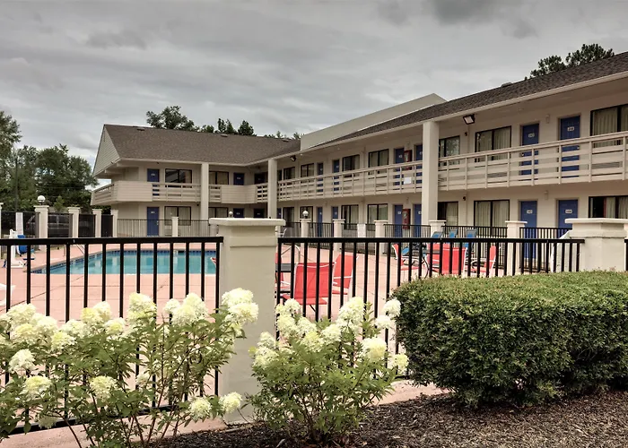Super 7 Inn Tupelo