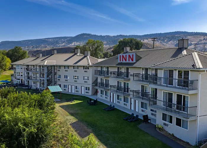 Riverland Inn & Suites