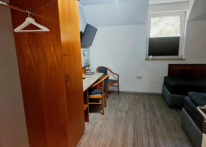 Hotel Sonnenschein --Nur für Geschäftsreisende--