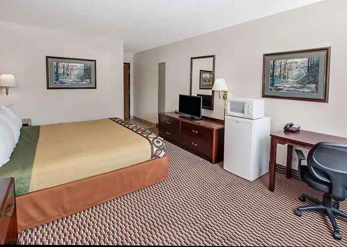 Super 8 By Wyndham Crystal Lake