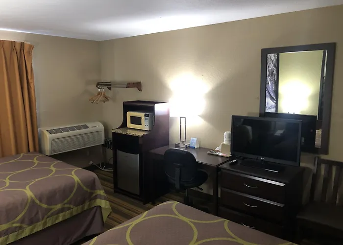 Super 8 By Wyndham Topeka/Wanamaker Rd/I-70