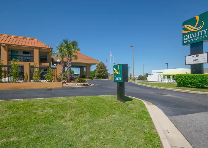 Quality Inn & Suites Near Robins Air Force Base